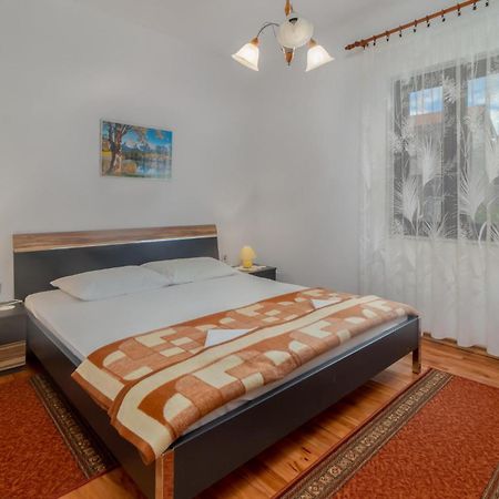 3 Bedroom Awesome Apartment In ノヴィ・ヴィノドロスキー エクステリア 写真