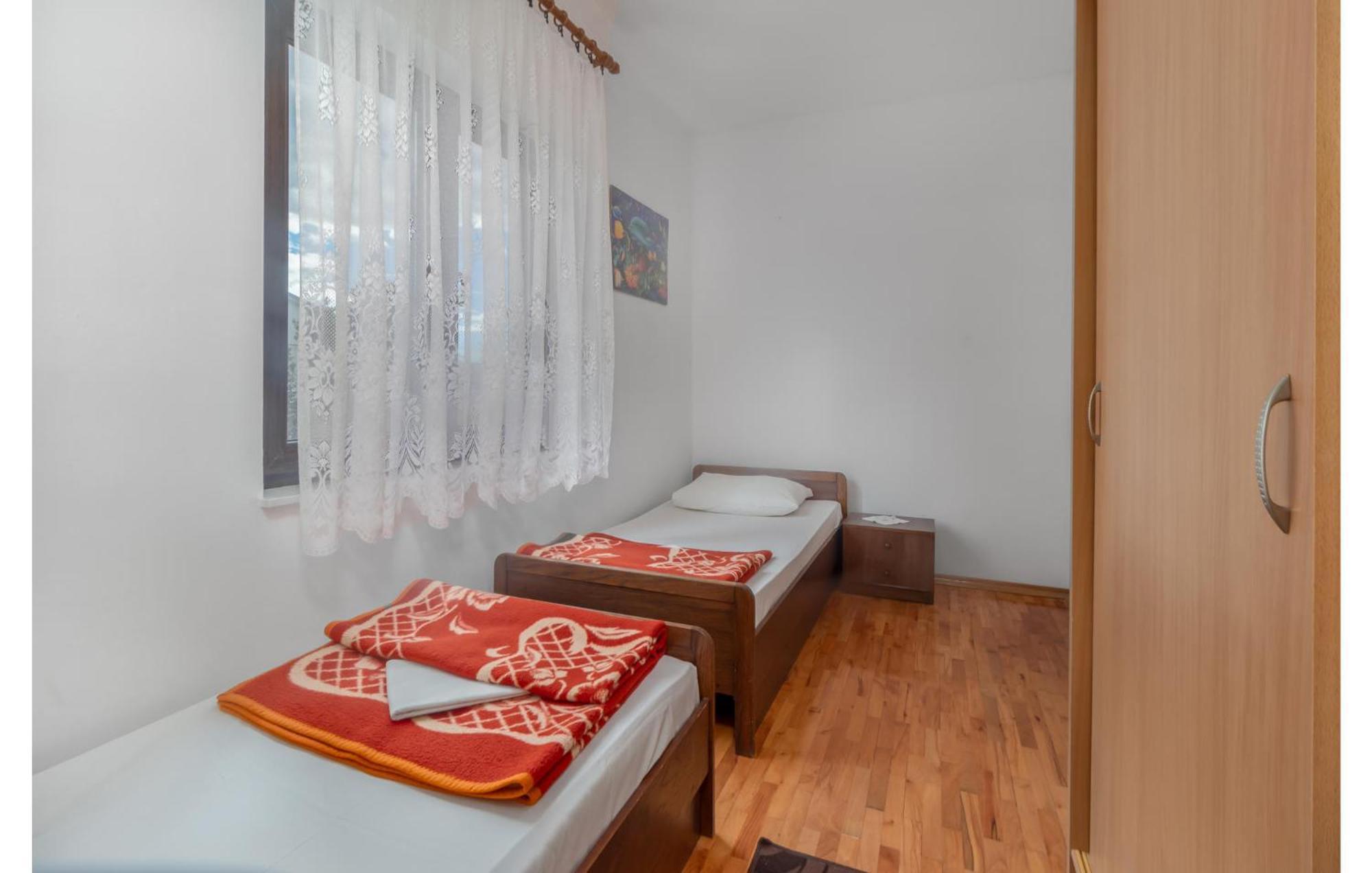 3 Bedroom Awesome Apartment In ノヴィ・ヴィノドロスキー エクステリア 写真