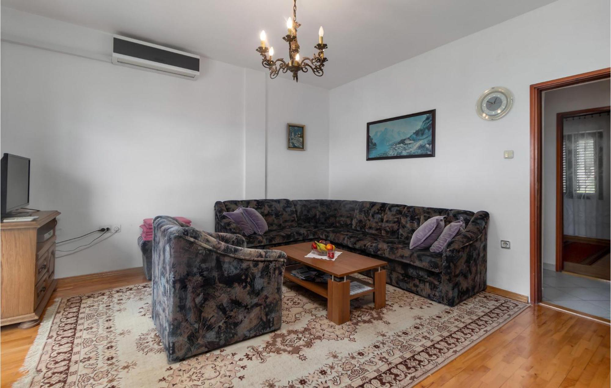 3 Bedroom Awesome Apartment In ノヴィ・ヴィノドロスキー エクステリア 写真